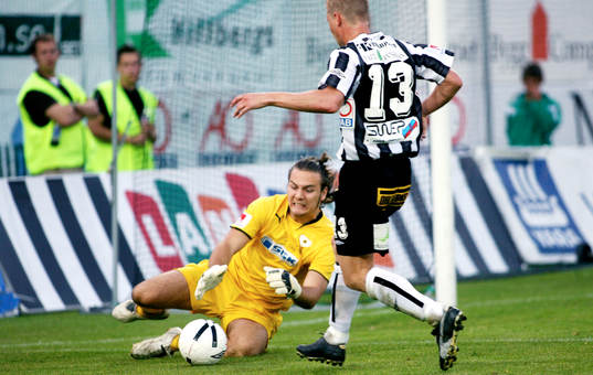 Matthias Eklund, Landskrona försöker runda målvakten