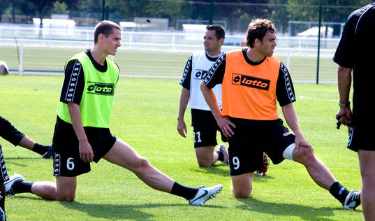 Fotboll, fransk liga,  Jon Jönsson i Toulouse, stretchar