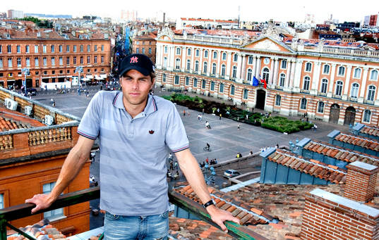 Johan Elmander i Toulouse vid Place du Capitole