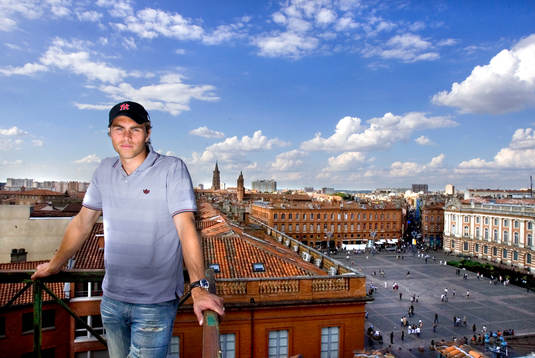 Johan Elmander i Toulouse vid Place du Capitole