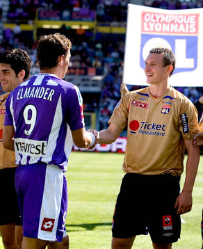 Johan Elmander i Toulouse hälsar på Kim Källström i Lyon
