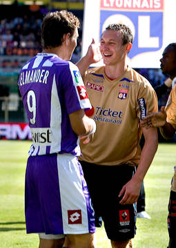 Johan Elmander i Toulouse hälsar på Kim Källström i Lyon