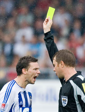 Marcus Berg, och Markus Strömbergsson, domare. Varning