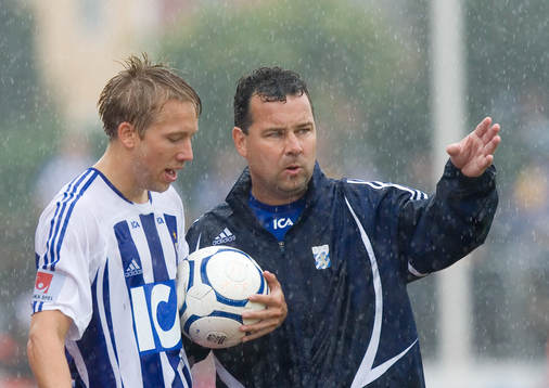 Stefan Rehn, tränare, ger instruktioner till Adam Johansson
