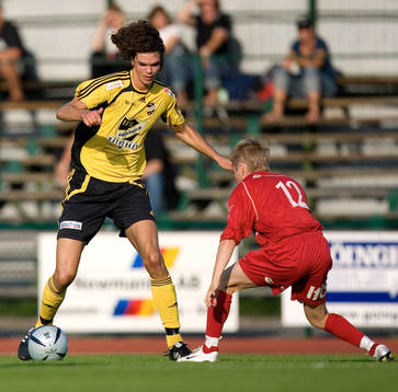 Filip Thurn, IFK Hässleholm, skojar med en Nike-försvarare