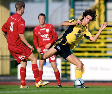 Filip Thurn, IFK Hässleholm, skojar med en Nike-försvarare