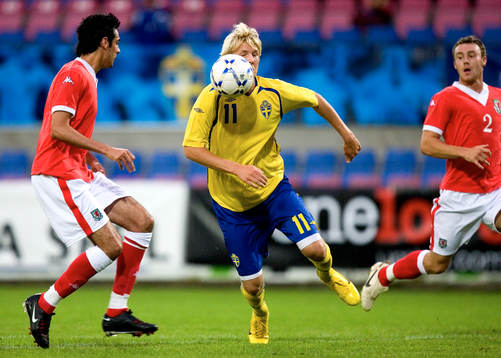 Ola Toivionen, 3-målsskytt, bryter fram och får straff