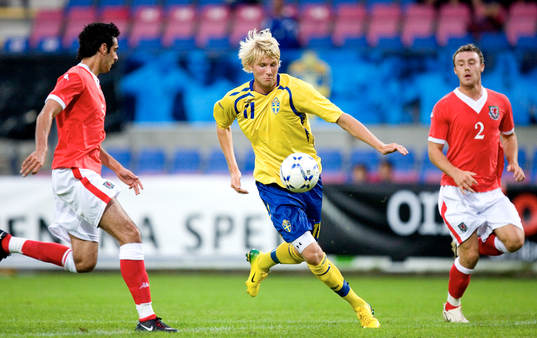 1-0, Ola Toivonen springer igenom och fälls, straffen