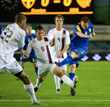 1-0, Kim Källström som skjuter förbi tre motståndare