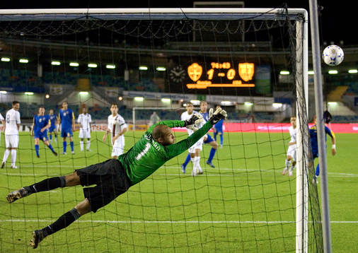 Frispark, Kim Källström, precis utanför Tim Howard