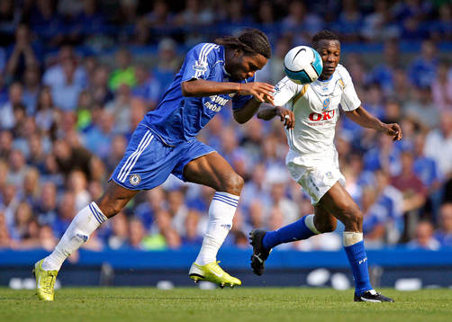 Didier Drogba of Chelsea och Lauren, Portsmouth