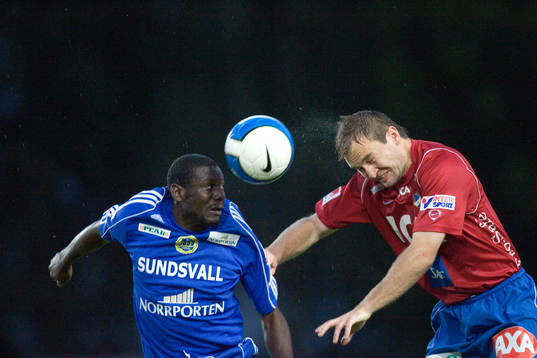 Akombo Ukeyima och Tyler Hughes, nickduell
