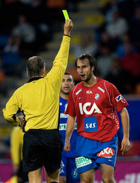 Helgi Daniélsson, Öster får gult kort, varning