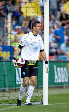 Jonas Sandqvist, målvakt, Malmö FF, hämtar bollen inne i