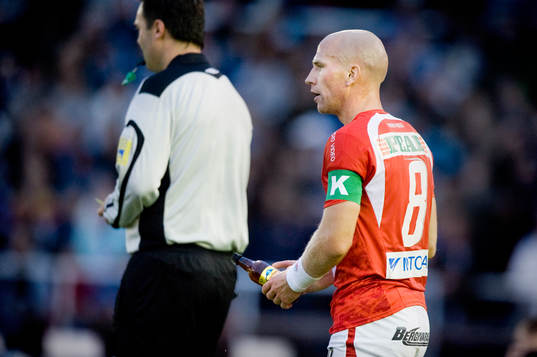 Henrik Rydström, Kalmar, plockar undan flaskor