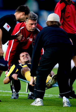 Jose Antonio Pereira, Häcken, skadad, bärs ut på bår