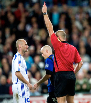 Utvisning 1: Thomas Olsson, Martin Hansson, domare, visar