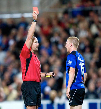 Utvisning 2: Peter Larsson, Halmstad. Domare Martin Hansson