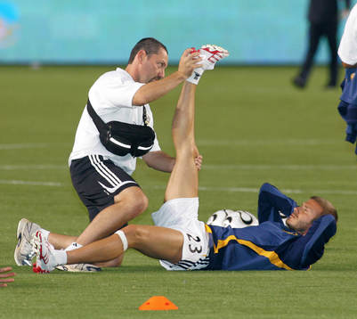 David Beckham får hjälp med stretch