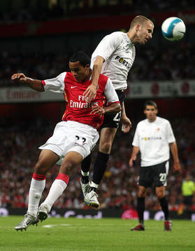 Theo Walcott, Arsenal och Michal Kadlec, Prag