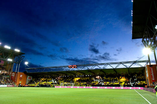 Borås Arena vid skymning, tifo