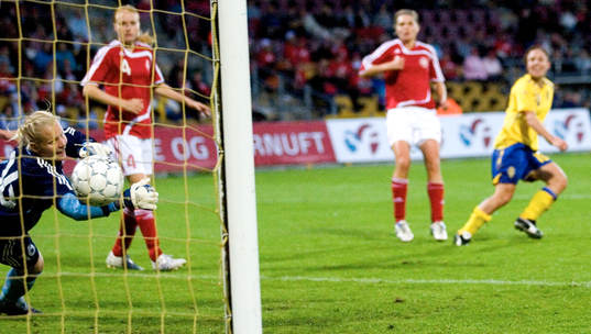 1-2, Hanna Ljungberg bakom danska målvakten