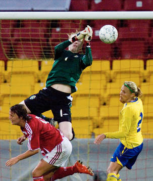 Hedvig Lindahl, målvakt, boxar bort