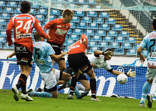 En jättechans framför Jonas Sandqvist, målvakt, Malmö