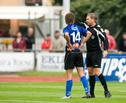 Dusan Djuric, Halmstad, blir utvisad av Åke Andreasson,