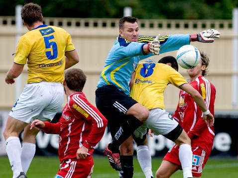 Daniel Jönsson (målvakt) Skövde, rensar bort ett inlägg