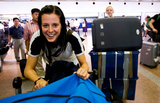 Lotta Schelin och Caroline Seger. Flygterminal