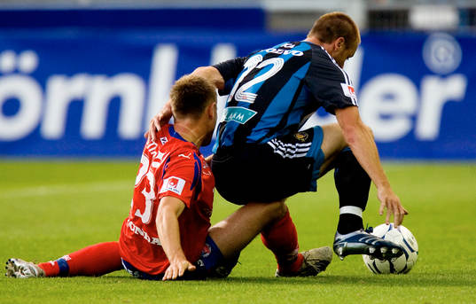 Erik Wahlstedt och Mattias Jonson i knä på varandra