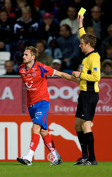 Martin Kolár får gult kort, varning av domare Markus