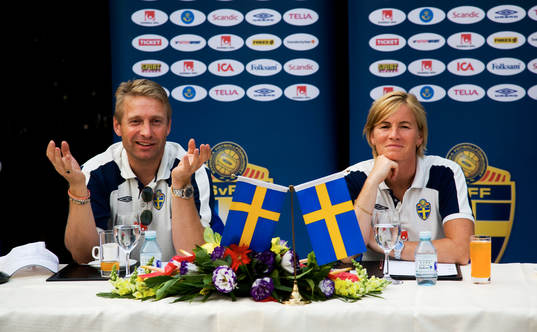Thomas Dennerby, förbundskapten och Lilie Persson,