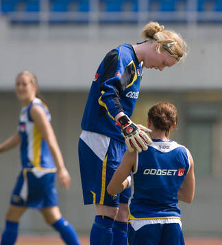 Hanna Ljungberg krockar med Hedvig Lindahl, målvakt