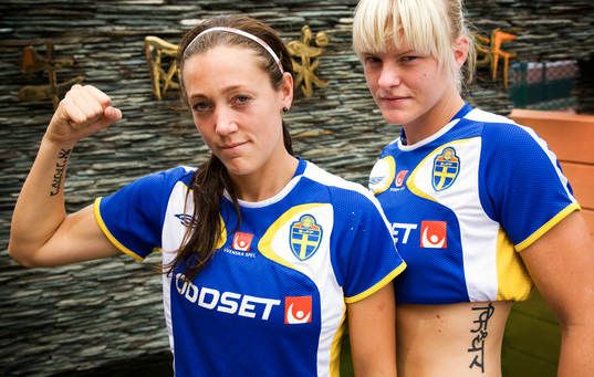 Therese Sjögran och Nilla Fischer visar tatueringar