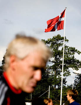 Morten Olsen, förbundskapten Danmark. Flagga