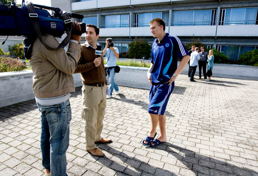 Nicklas Bendtner, blir intevjuad av TV