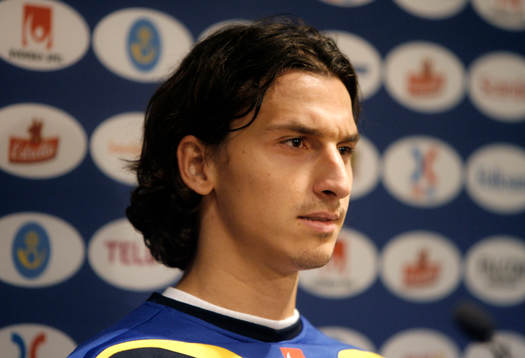 Zlatan Ibrahimovic ser skeptisk ut när tv-profilerna Filip