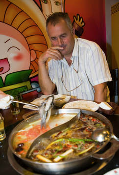 Lars Grimlund, tveksam på hot pot maten
