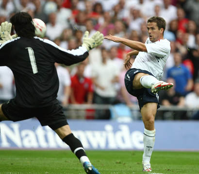 Michael Owen, England och Dudu Aouatec, målvakt, Israel