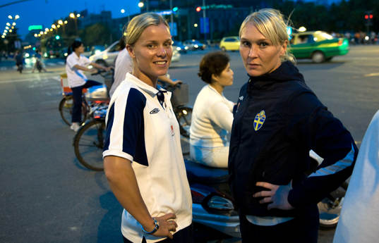 Fotboll, VM, Sverige, Dam, besök på djurparken med jätte