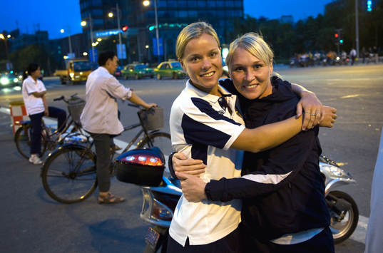 Fotboll, VM, Sverige, Dam, besök på djurparken med jätte
