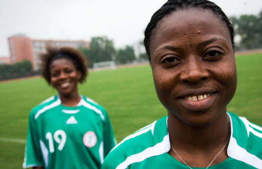 Maureen Mmadu och Faith Ikidi, spelar i Linköping