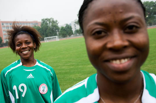 Maureen Mmadu och Faith Ikidi, spelar i Linköping