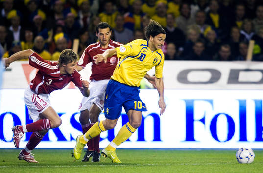 Zlatan Ibrahimovic jagas av Martin Laursen och Niclas