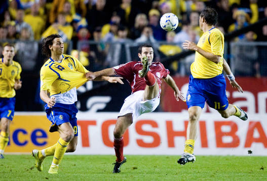 Niclas Jensen mellan Zlatan Ibrahimovic och Johan Elmander