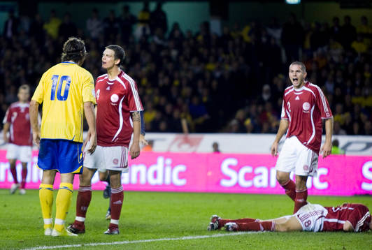 Zlatan Ibrahimovic snackar med Daniel Agger
