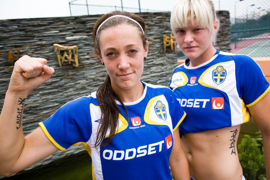 Therese Sjögran och Nilla Fischer visar tatueringar
