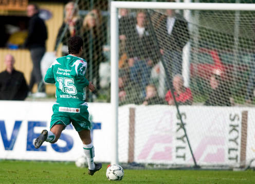 Mattias Bulun, skjuter in 2-0 för Ljungskile